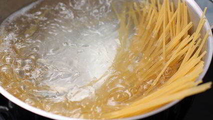 спагетти с лососем