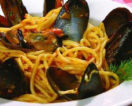 Спагетти с мидиями в винном соусе