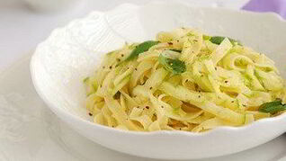 Спагетти с молодым картофелем и цукини