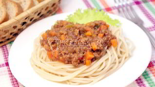 Спагетти с мясной подливой