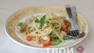 Спагетти с овощами и птицей