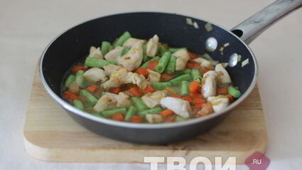 спагетти с овощами и птицей