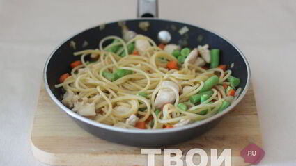 спагетти с овощами и птицей