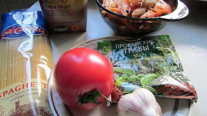 спагетти с томатами и креветками