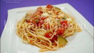 Спагетти с цукини, томатами и моцареллой