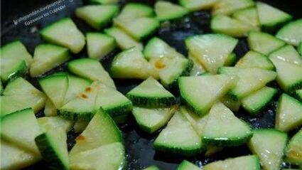 спагетти с цукини, томатами и моцареллой