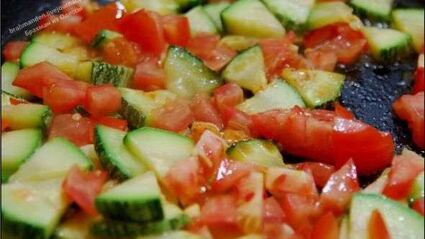 спагетти с цукини, томатами и моцареллой