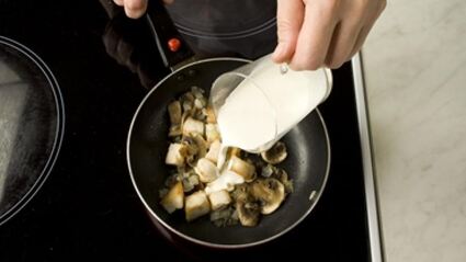 спагетти в сливочном соусе с куриным филе и шампиньонами