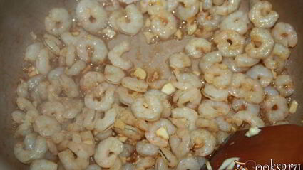 жареная фунчеза с креветками и огурцом