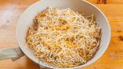 жареная лапша с морковью