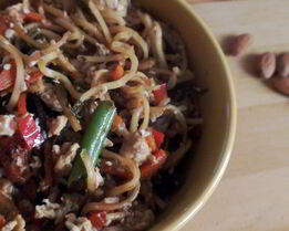 Жареная лапша с тофу и овощами в соусе терияки