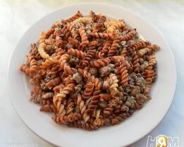 Золотистая паста фузилли с мясным фаршем