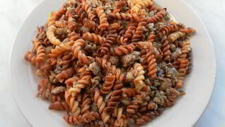 Золотистая паста фузилли с мясным фаршем