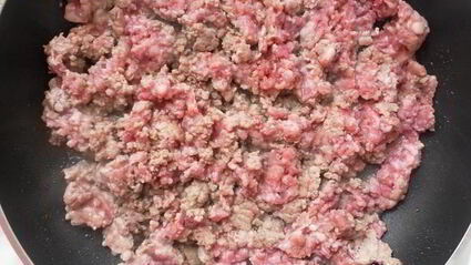 золотистая паста фузилли с мясным фаршем