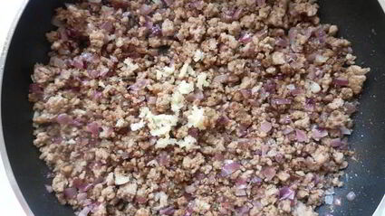 золотистая паста фузилли с мясным фаршем