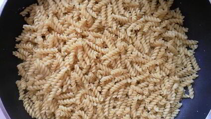 золотистая паста фузилли с мясным фаршем