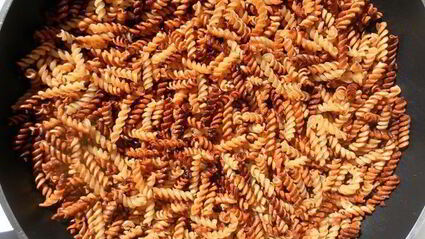 золотистая паста фузилли с мясным фаршем