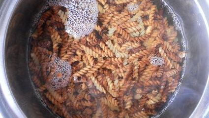 золотистая паста фузилли с мясным фаршем