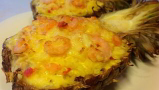 Ананас, фаршированный креветками