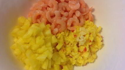 ананас, фаршированный креветками