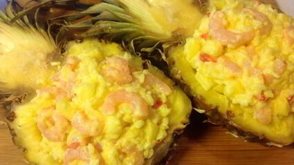 ананас, фаршированный креветками