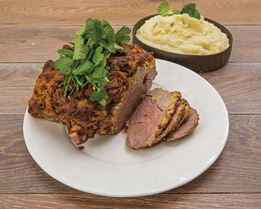 Баранья нога, запеченная в панировке из горчицы и ароматных трав, с картофельным пюре