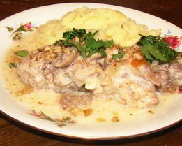 Кролик в сметане с грецкими орехами