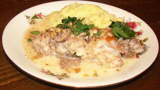 Кролик в сметане с грецкими орехами