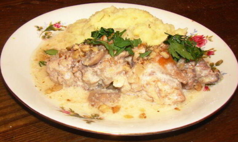 Рецепт кролик в сметане с грецкими орехами
