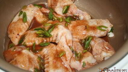 крылышки, запеченные в томатном соке в мультиварке