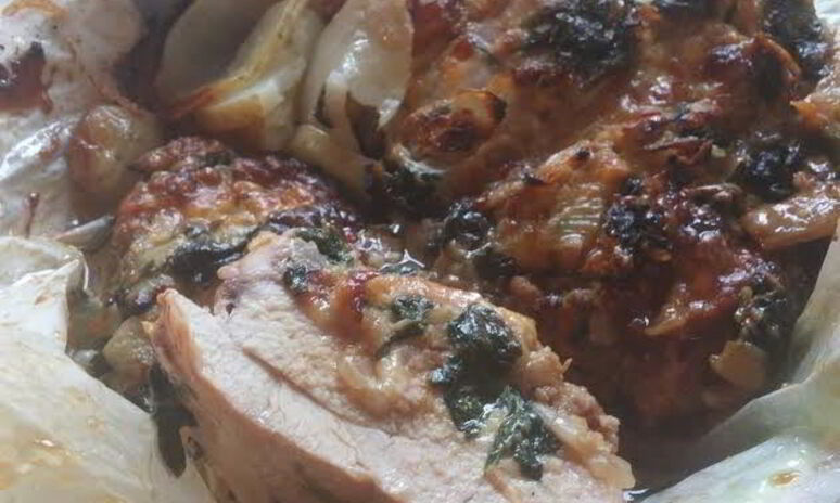 Рецепт куриная грудка, фаршированная шпинатом с сыром в орехово-чесночной оплетке