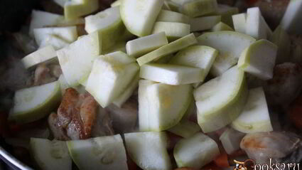 куриное филе с овощами в горшочках