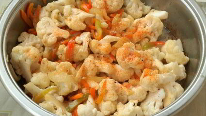 куриные бедра жареные с овощами