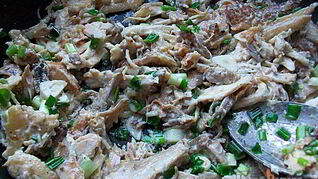 Курица в сметане с чесноком и зеленью