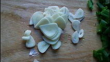 курица в сметане с чесноком и зеленью