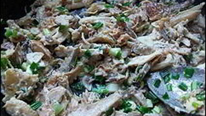 курица в сметане с чесноком и зеленью