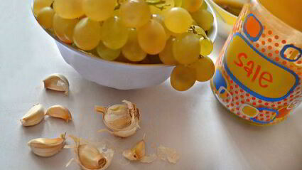 курица, запеченная с виноградом и миндалем