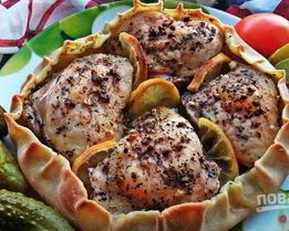 Курица, запеченная в съедобной тарелке