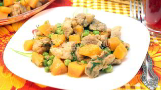 Мясо с тыквой и зеленым горошком