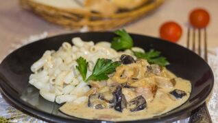 Мясо в сметанном соусе с грибами на сковороде