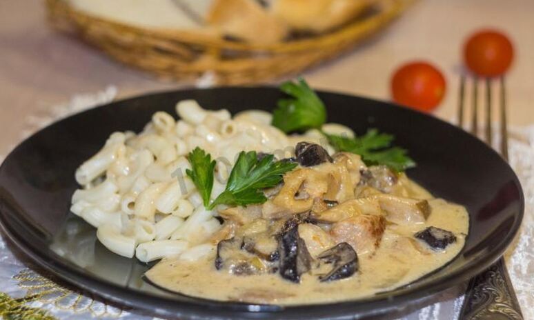 Рецепт мясо в сметанном соусе с грибами на сковороде