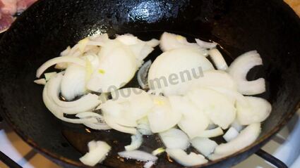 мясо в сметанном соусе с грибами на сковороде