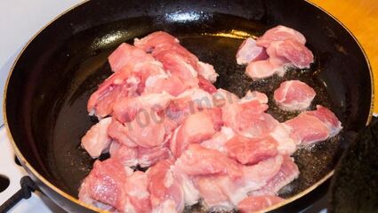 мясо в сметанном соусе с грибами на сковороде