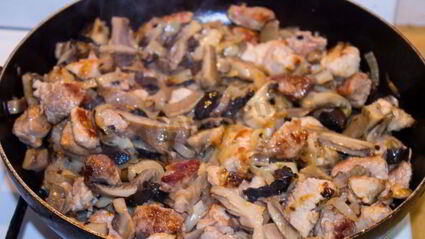 мясо в сметанном соусе с грибами на сковороде
