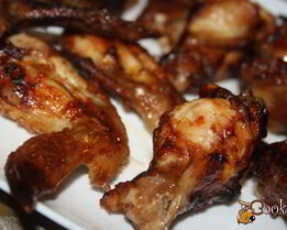 Острые куриные крылышки на мангале на шампурах