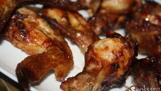 Острые куриные крылышки на мангале на шампурах