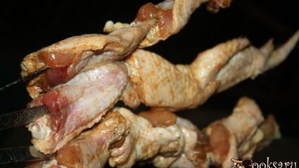 острые куриные крылышки на мангале на шампурах