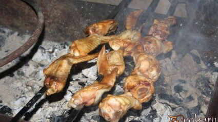 острые куриные крылышки на мангале на шампурах