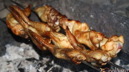 острые куриные крылышки на мангале на шампурах