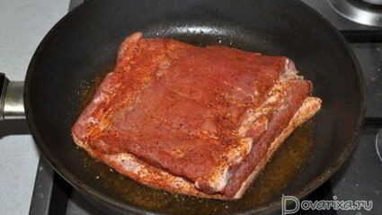 свиная грудинка, запеченная с пивом